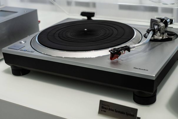 Der SL-1500C ist ein hochwertiger Komplett-Plattenspieler für ambitiöse Musikhörer, die sowohl Technics als auch «praktisch» wollen.