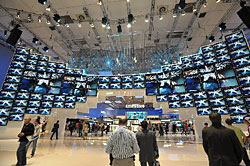 Grossbildfernseher nehmen dank wachsender Anwendungsmöglichkeiten wie hier bei Samsung einen immer wichtigeren Platz in der Unterhaltungselektronik ein. (Bild: ifa)