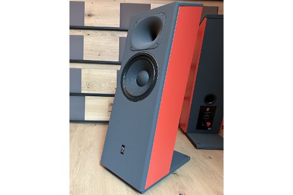 Die HiFi-Ausführung SE-MF-4S basiert auf dem Mastering-Monitor SE-MF-4.