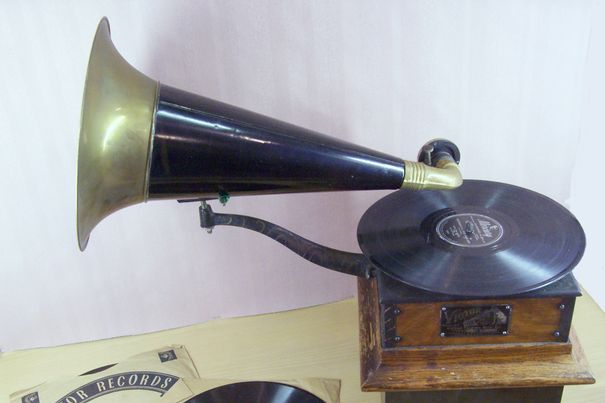 Trichtergrammophon. 