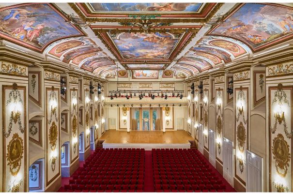 Der heute Haydn-Saal genannte Konzertsaal im Schloss Esterhazy in Eisenstadt wird wegen seiner guten Akustik geschätzt. Hier wirkte Haydn über 30 Jahre. Schloss und Stadt sind eine Reise wert, besonders zur Konzertsaison. Bild: ©Paul Szimak.