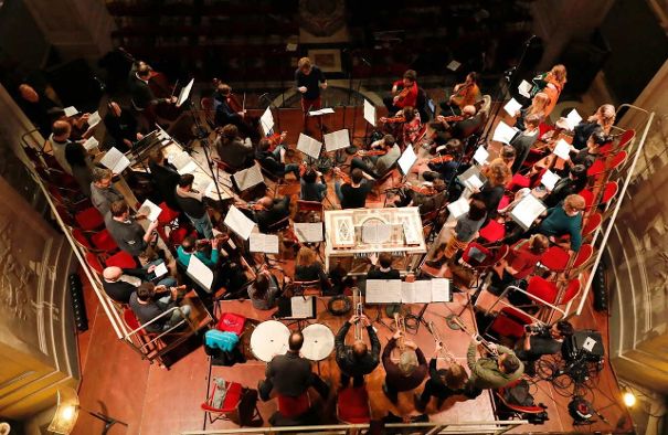 Das Orchester Chapelle Harmonique spielt prunkvolle, barocke Werke, die gekrönt werden von schmetternden Trompetenklängen.