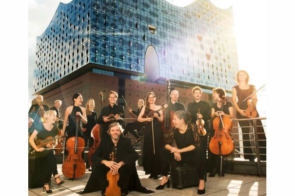 Ensemble Resonanz – als Hamburger Musiker ist ein Bild mit der Elbphilharmonie im Hintergrund unumgänglich