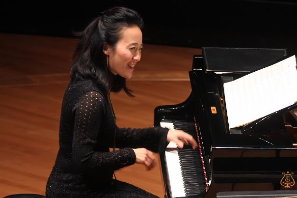 Helen Sung hat ihre Big Band vom Flügel aus voll im Griff.