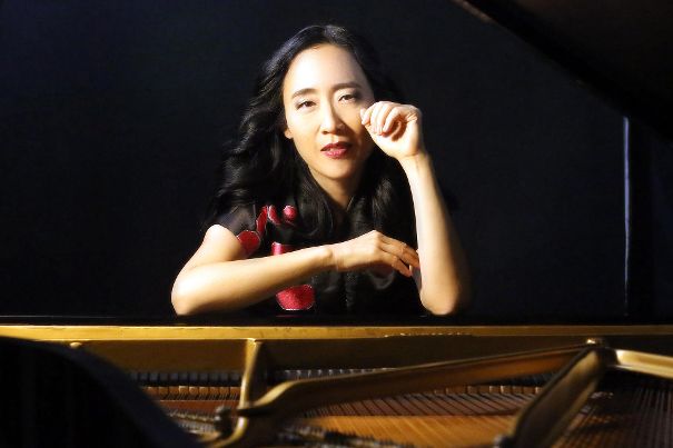 Helen Sung posiert am Flügel.