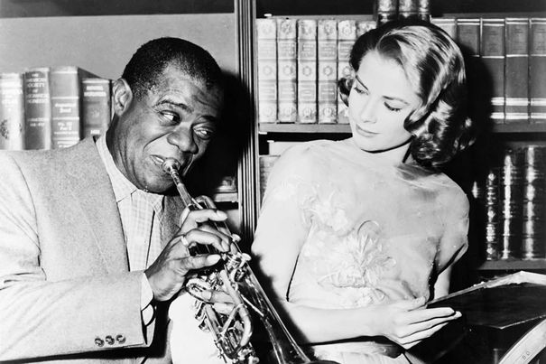 Louis Armstrong 1956 mit Grace Kelly auf dem Filmset von «High Society», dessen Calypso auch in der Konzertaufnahme zu hören ist.