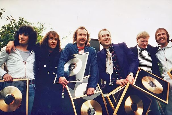 Das Panikorchester 1975 mit den goldenen Schallplatten.