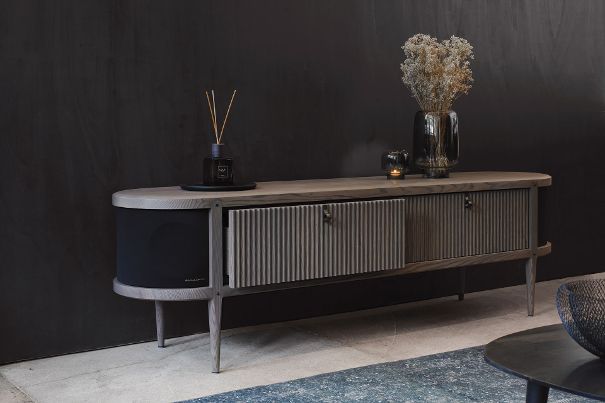 Das Sideboard 22 ist in verschiedenen Ausführungen erhältlich und neu auch als Klangmöbel mit integriertem High-end-Musiksystem.