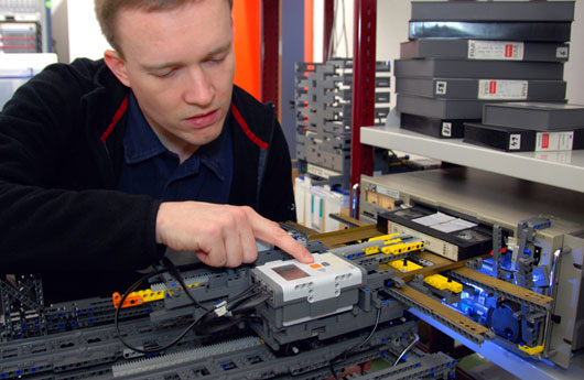 Lego-Roboter füttern Videorekorder