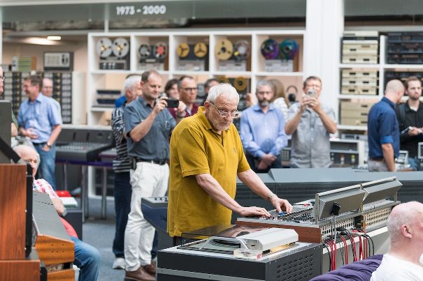 Walter Stutz führt eine Bandmaschine vor. Über Jahre hat er die Sammlung mit Ausdauer und Leidenschaft aufgebaut. In der Revox World hat sein Vermächtnis nun einen festen Platz gefunden, und die Stiftung sichert es über seine Zeit hinaus.