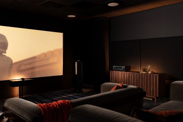 Der A/V-Verstärker AVC-X6800H im stilvollen Home-Cinema-Ambiente.