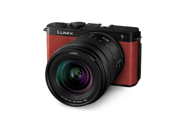 Lumix S9 in Crimson Red mit S-R2060E Kit.