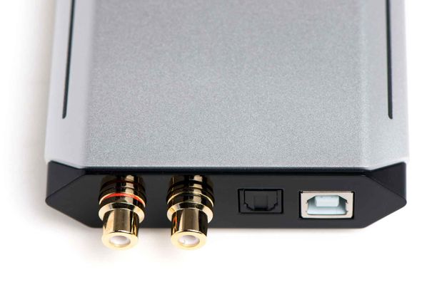 Vergoldete analoge Stereoausgänge und der digitale Ausgang, der auch den Surround-Sound eines Films oder eines Games wiedergibt, neben dem USB 2.0-Anschluss