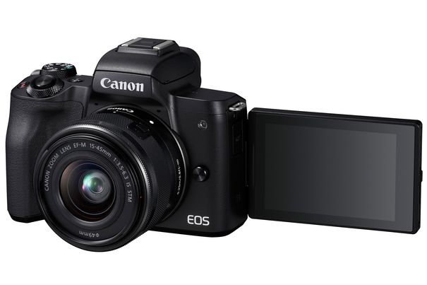 Ideal für Selfies und Vlogs: Der dreh- und schwenkbare 7,5-cm-Touchscreen der neuen EOS M50.