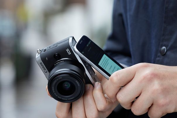 Dank integriertem WLAN und NFC können Fotos der EOS M6 schnell und einfach an Empfänger auf der ganzen Welt verteilt werden. Die Bluetooth-Kopplung erlaubt es, Aufnahmen direkt auf dem Mobilgerät zu betrachten, ohne die Kamera aus der Tasche zu nehmen.
