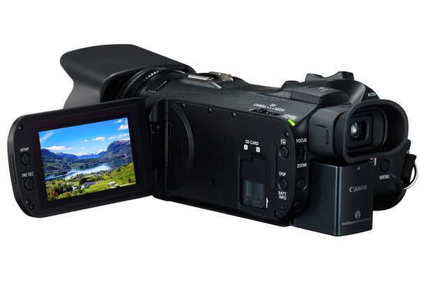 Beide neuen Camcorder besitzen zwei Kartenfächer. Hier im Bild der Canon Legria HF G50.