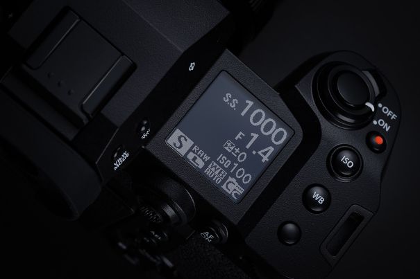 Bewährtes Bedienkonzept: Das Schulterdisplay der Fujifilm X-H2S informiert auf einen Blick über den Kamerastatus.