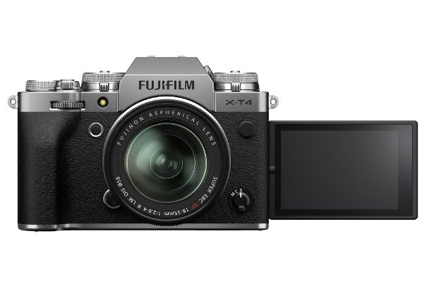 Novum: Als erste Fujifilm-Systemkamera besitzt die Fujifilm X-T4 ein seitlich ausschwenkbares und nach vorne drehbares Touch-Display.