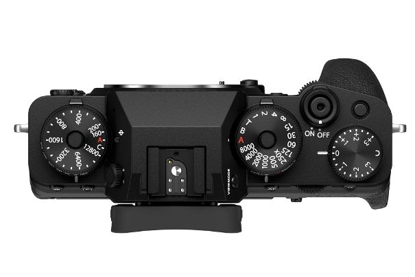 Bewährt: Die Fujifilm X-T4 behält die klassische Kamerabedienung über mechanische Drehräder bei. Neu ist ein integrierter Bildstabilisator hinzugekommen.