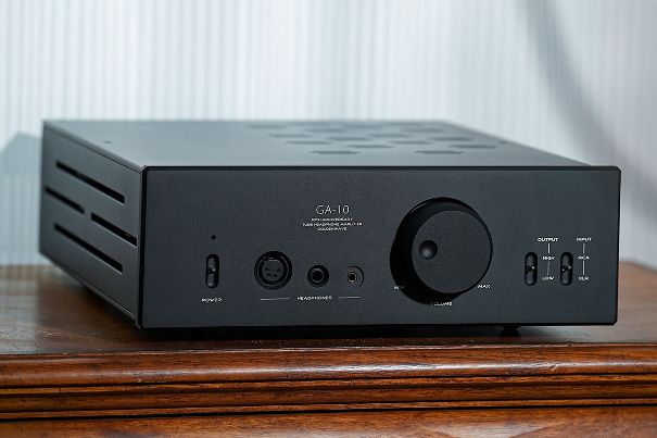 Hifiman enthüllt den Goldenwave GA-10, einen Röhrenverstärker mit SEPP-Technologie und 3 Watt Leistung, ideal für High-End-Kopfhörer.