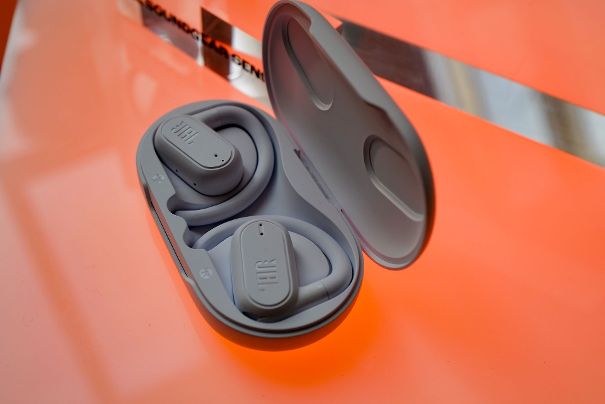 Soundgear Sense heisst der brandneue Bügel-Kopfhörer. Er verfügt über Treiber mit 16-mm-Membranen und liegt am Ohr an.
