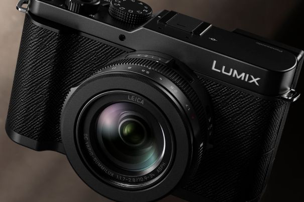 Panasonic schliesst eine Lücke: Die Lumix L10 erbt Sensor und Prozessor aus dem Topmodell GH7 und reaktiviert das LX100-Konzept.