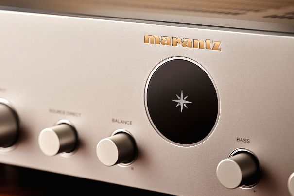 Model 70 ist ein klassischer Stereoverstärker mit Phonoeingang, aber ohne DAC und Streamer. Das Marantz-Bullauge darf nicht fehlen.