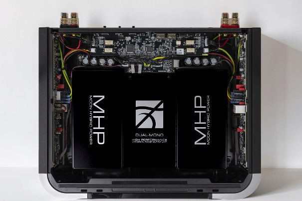 Innenansicht des Moon 461: zwei separate MHP-Netzteilmodule (Moon Hybrid Power) im Dual-Mono-Aufbau, je eines pro Kanal, sorgen für eine rauscharme, hochstromfähige Versorgung der MDCA-Verstärkerschaltung auf der darüberliegenden Platine.