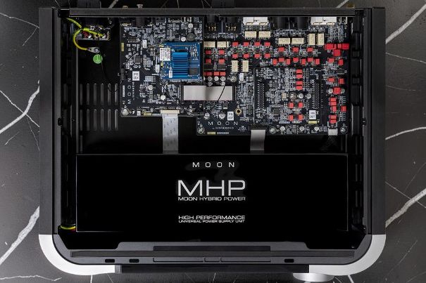 Innenansicht des Moon 491: Hauptplatine mit DAC-Sektion und Phonostufe im oberen Teil, darunter das MHP-Netzteilmodul (Moon Hybrid Power) für die rauscharme Stromversorgung der empfindlichen Audioschaltungen.