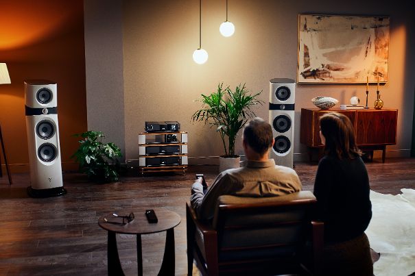 Die neue Naim-Classic-Serie in wohnlicher Umgebung, ergänzt durch Focal-Lautsprecher.