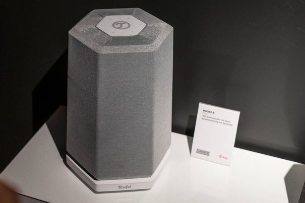 Der neue Holist S ist ein rundum abstrahlender 360-Grad-Lautsprecher, der auf Sprachbefehle hört (Alexa). Kommt aber erst später in diesem Jahr.