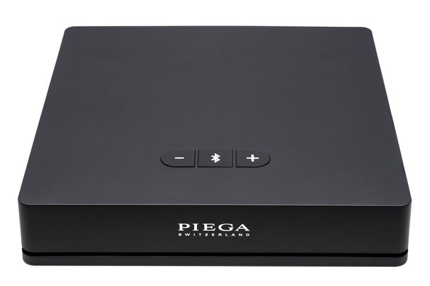 Piega Connect mit Bluetooth-Pairing-Taste und Lautstärkeregelung.