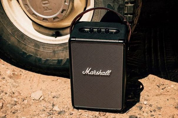 Der neue Marshall Tufton ist der mächtigste tragbare Speaker von Marshall. Durch das hochformatige Koffer-Design kann man ihn recht bequem tragen und hinstellen ohne hinzuknien.