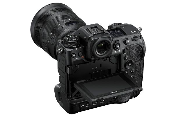 Ergonomisch: Die Nikon Z 9 erlaubt eine schnelle und flexible Bildgestaltung dank praxisgerechter Tastenanordnung und einem vertikal und horizontal neigbaren Monitor.