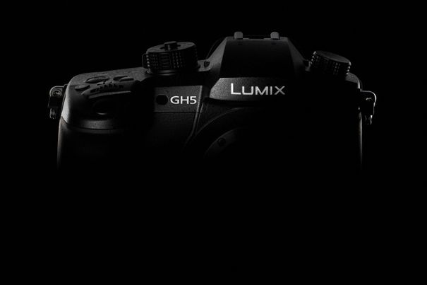 Noch etwas im Dunkeln und fürs erste Halbjahr 2017 geplant: Die neue Panasonic Lumix DMC-GH5 mit 6K-Foto-Funktion, 4K 60p Video und 4:2:2-10-Bit-4K-Modus.