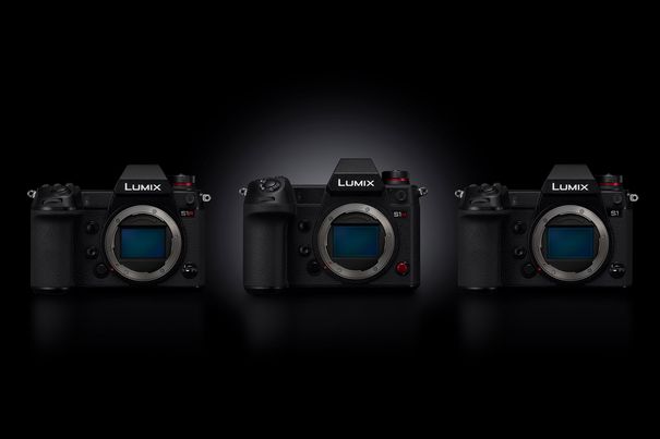 Kamera für Filmer: Die neue Panasonic Lumix S1H, in Bildmitte, ist speziell für Videoaufnahmen konzipiert. Davon profitiert auch die Lumix S1, rechts im Bild, mittels Software-Upgrade.