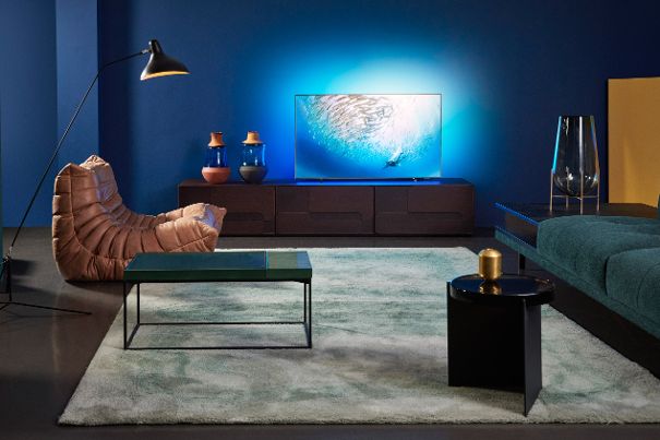 Eleganter Europäer: Der Philips OLED805 passt mit seinem europäischen Design und dem typischen 3-seitigen Ambilight perfekt in jede Wohnung.