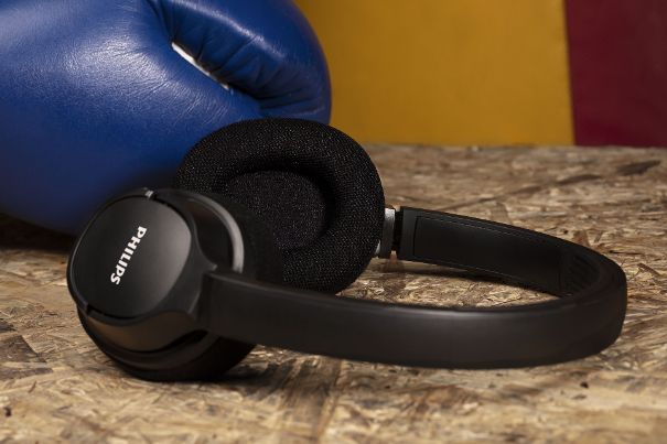 Perfekt für heisse Ohren: Der Bluetooth On-Ear-Hörer Philips SH402 kommt mit kühlenden Ohrpolstern.
