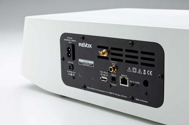 Als digitale Audioeingänge stehen eine optische und eine koaxiale Verbindung zur Verfügung, die bis zu 24 Bit PCM entgegennehmen