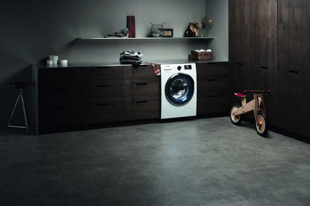 Die Kleider muss man noch selber schmutzig machen, den Rest erledigt das Smart Home, während man einen Film anschaut (Bild Samsung)
