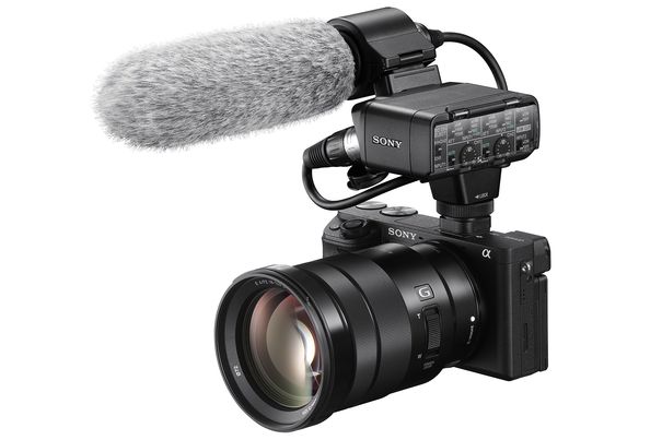 Video-Einsatz: Sony Alpha 6400 mit Zoom-Objektiv und optionalem Mikrofon-Adapter.
