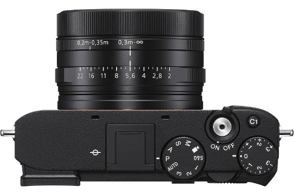 Top-Ansicht der Sony RX1R III mit fest integriertem ZEISS Sonnar T* 35 mm F2: gut erreichbare Einstellräder für Belichtungskorrektur, Betriebsart und Programmmodi sowie das versenkte Zubehörinterface.