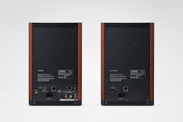 Rückansicht des Technics SC-CX700 mit Anschlüssen für Netzkabel, LAN, USB und HDMI-ARC.