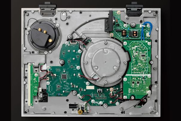 Das vierschichtige Unterchassis aus Aluminium-Druckguss und BMC (Bulk Moulding Compound) verspricht eine ausserordentliche mechanische Stabilität.