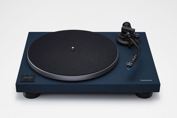 An der High End in Wien zeigt Technics den SL-40CBT neu in Blau und Weiss.