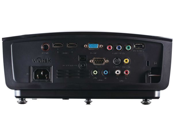 Umfangreiche Anschlussmöglichkeiten, unter anderem 2 x HDMI 1.4, VGA-in, S-Video, Komponenten- und Composite-Video