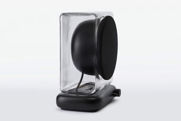 Das transparente Glasgehäuse verzichtet bewusst auf jede sichtbare Technik.
