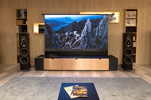 Heimkino/TV-Leinwand flankiert von Lautsprechern Sonus Faber Amati G5.