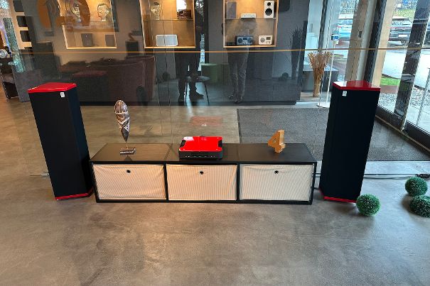 Rowen-Lautsprecher und den SmartAmp gibts auf Kundenwunsch auch in Ferrari-Rot.