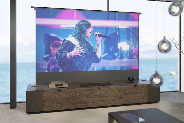 Fernsehmöbel als Lowboard mit versteckten Audiokomponenten inklusive Lautsprecher. Im Bild kombiniert mit Nahfeld-Beamer-Technik.
